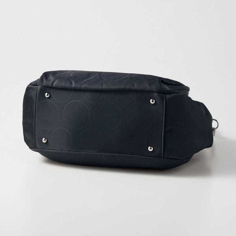 底びょう付きで床置きもOK