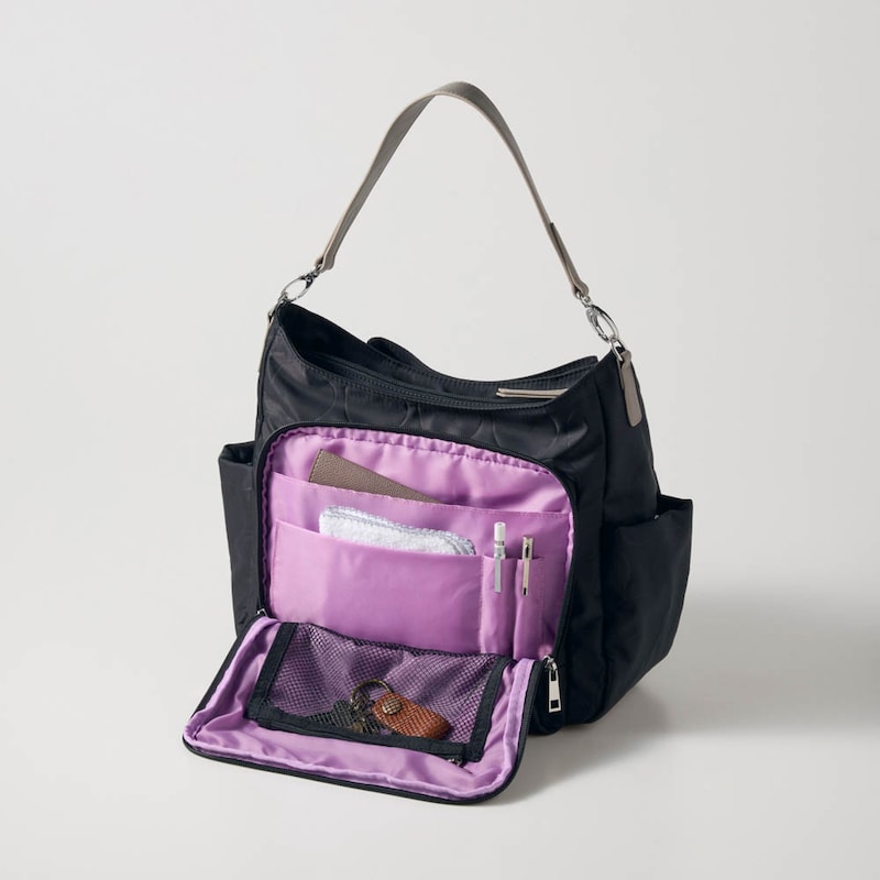 後ろはメッシュポケットやペン差しなどの大小のポケット付き