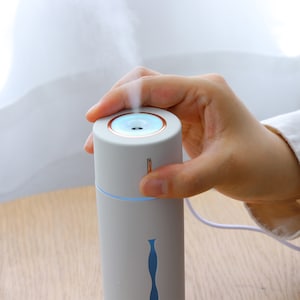 ボタン操作で、連続・間隔噴霧、ランプの切り替えができます