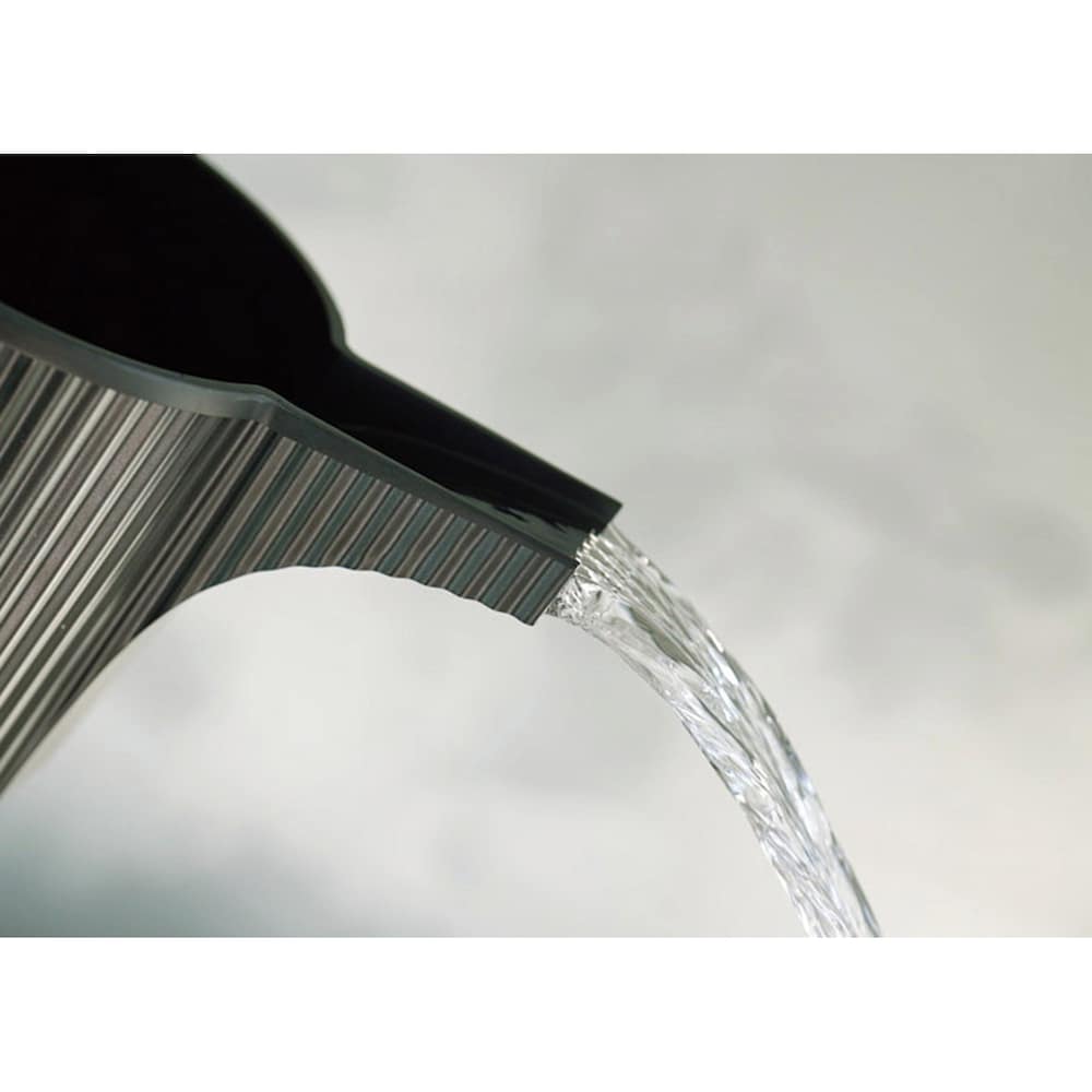傾きを調整することで噴水のような優しい水やりから、素早いまとまった水量の水やりを自由に調整できます
