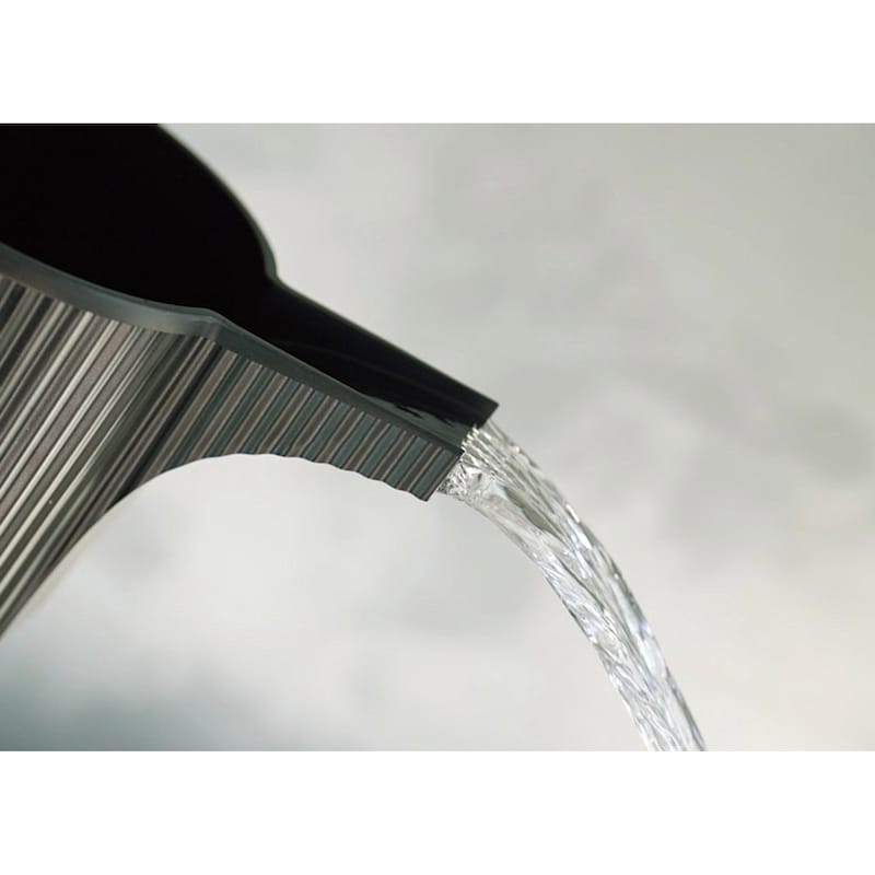 傾きを調整することで噴水のような優しい水やりから、素早いまとまった水量の水やりを自由に調整できます