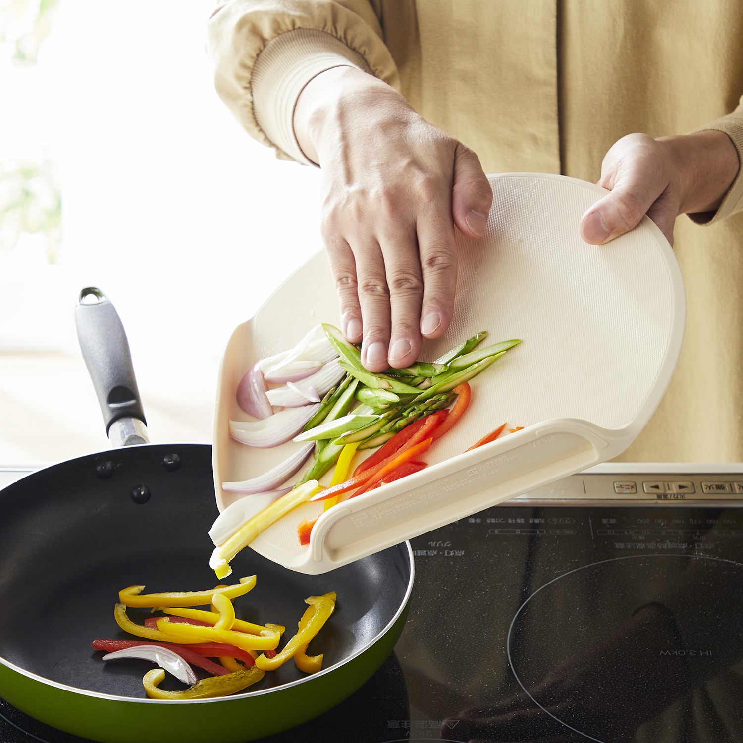 【ベルメゾン】食材をうつしやすく自立する丸まな板【SIAA抗菌】