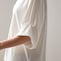 タック入りのバルーン袖で女性らしい印象に