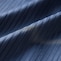表側はきちんと感のある素材感でやや光沢のある素材