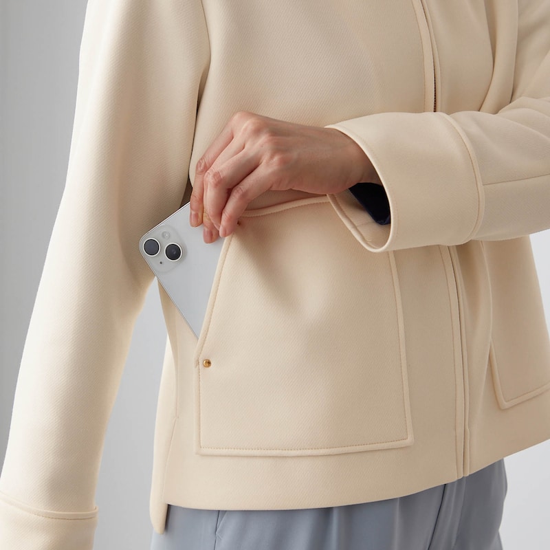 スマホもすっぽり入る大き目ポケットがアクセント