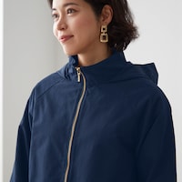 スタンドネックがきちんと感とスッキリ感をプラス