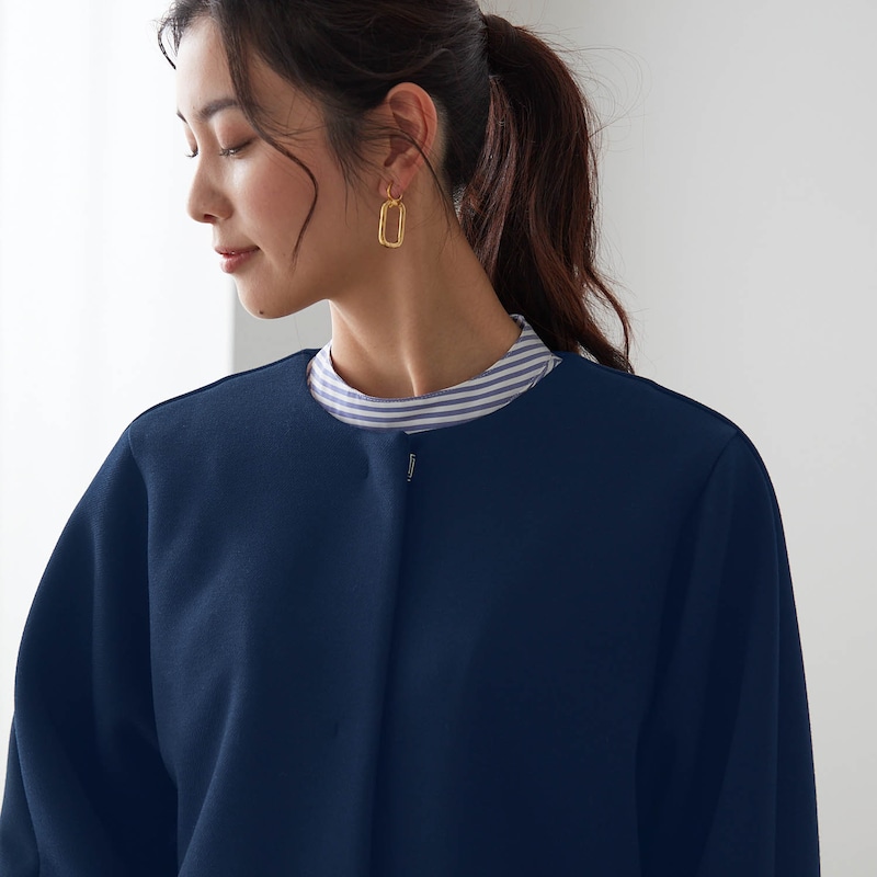 プレーンなノーカラーが女性らしい