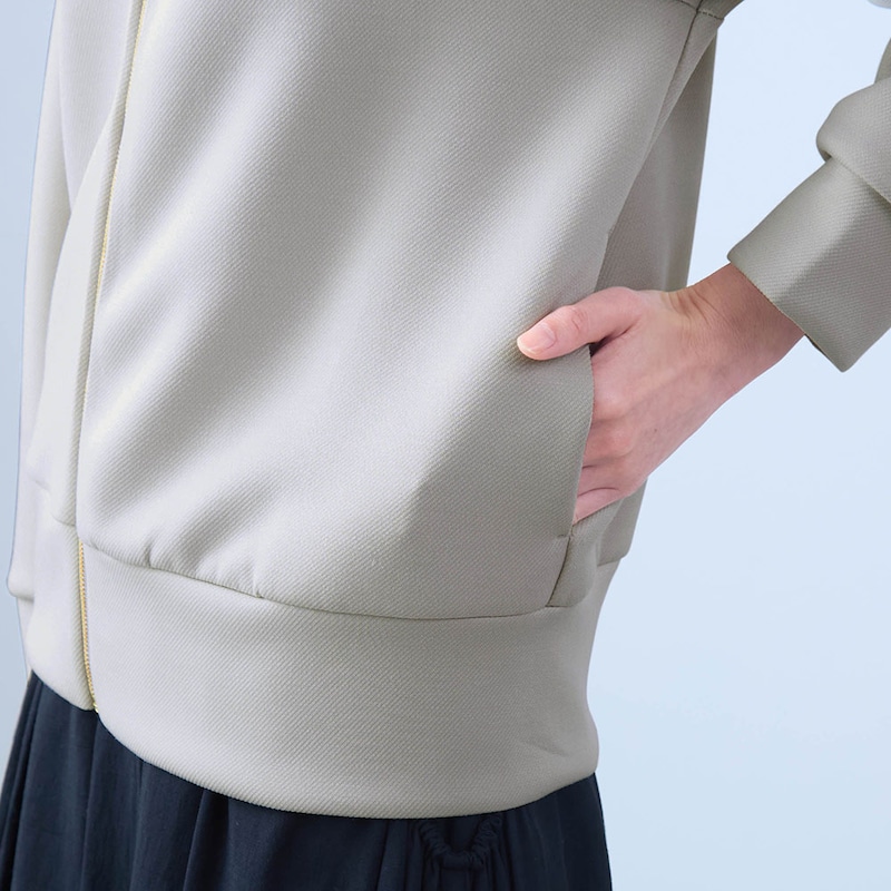 フロントをすっきり見せる脇ポケットで大人女性も着こなしやすく