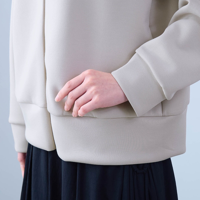 袖口や裾を同素材にすることでよりキレイめな印象に