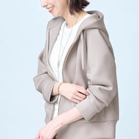 モデル身長169cm／M　グレージュ着用