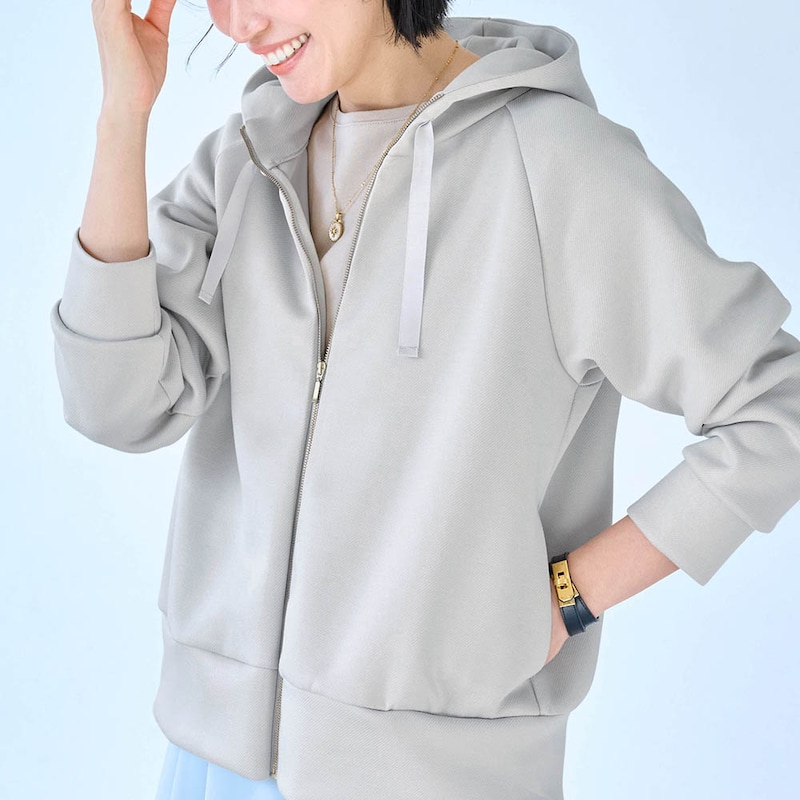 モデル身長168cm／M　アイスグレー着用