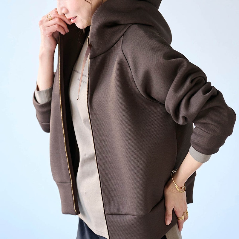 モデル身長168cm／M　カーキブラウン着用