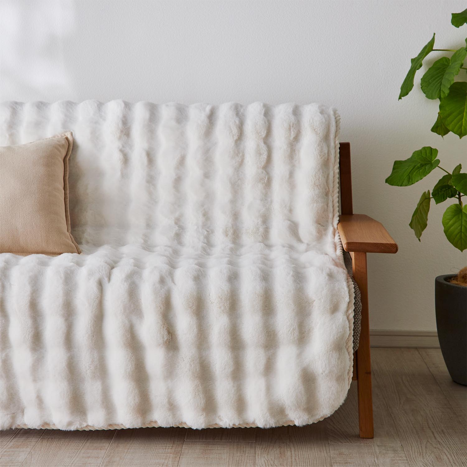 【ベルメゾン】ラビットファー風素材の中掛けソファーカバー・アームカバー