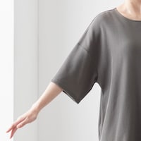 さりげなく体型カバーもできるゆったりシルエット