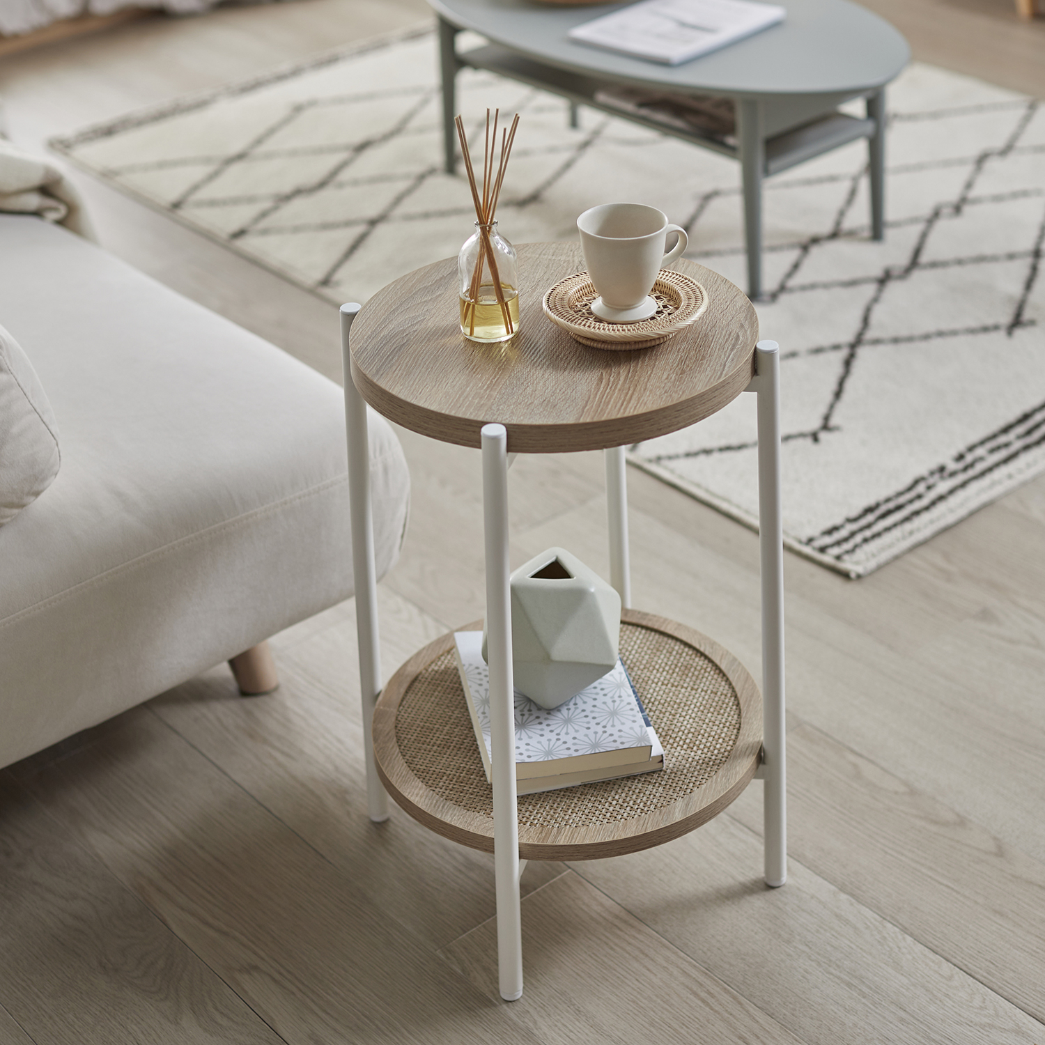 【ベルメゾン】ラタン風棚板がアクセントのサイドテーブル