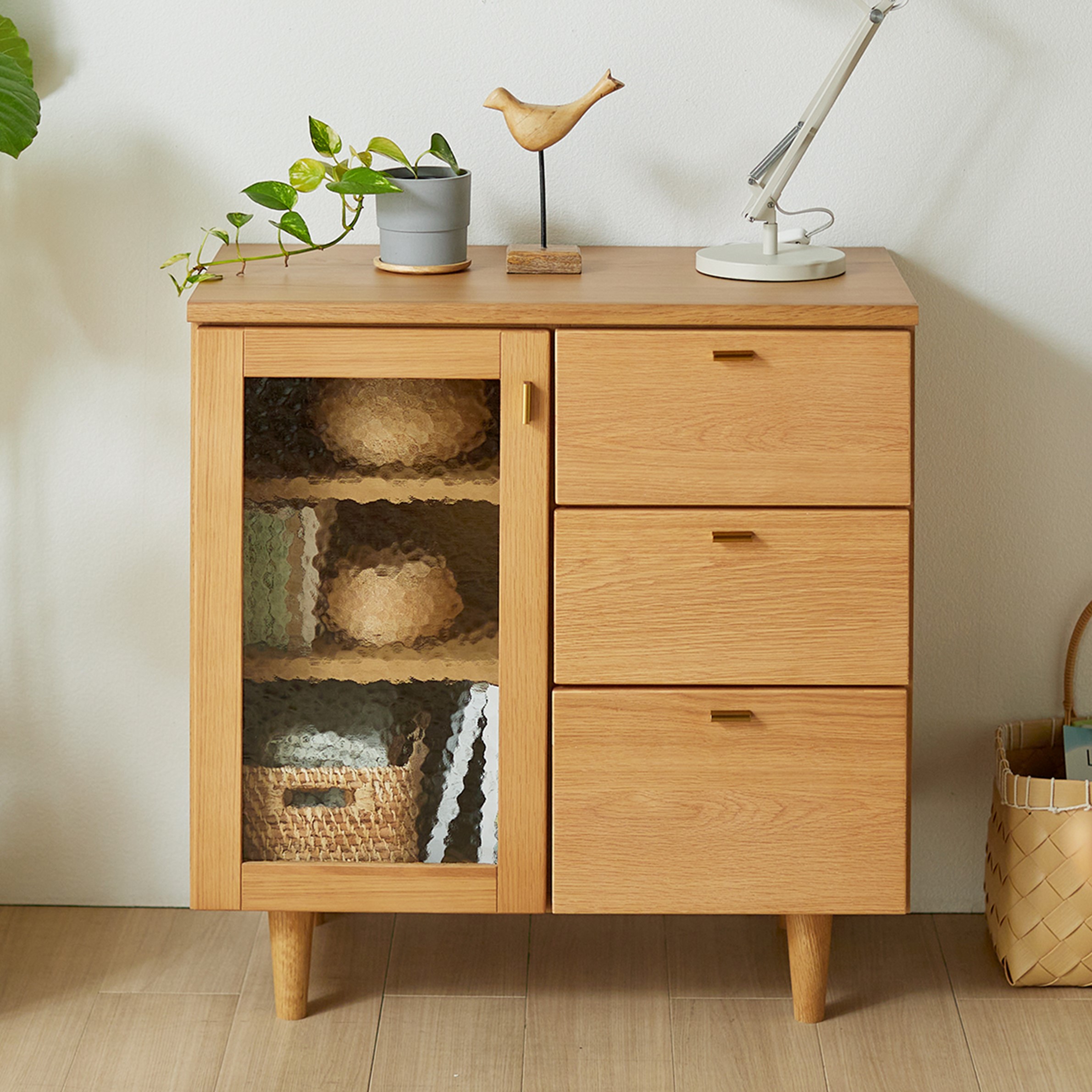 【ベルメゾン】オーク材を使ったガラス扉のリビングキャビネット