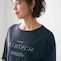 小顔効果のある女性らしいボートネックが素敵