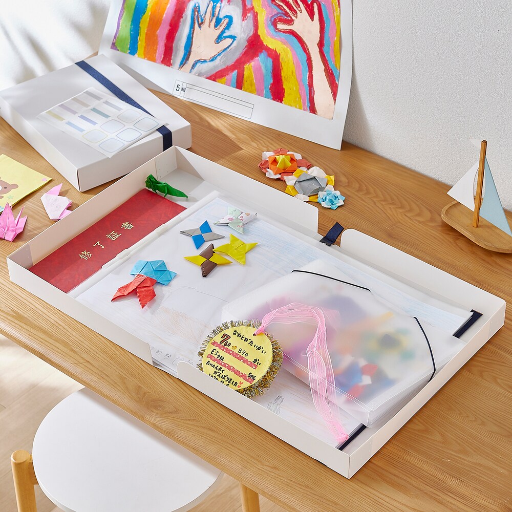 子どもの作品や賞状などをまとめて保管が可能大きい画用紙も折り目をつけずに収納可能(小サイズ:八つ切り、大サイズ:四つ切り)クリアポケットは取り外すことができ、並び替えや部屋に飾ることができますA4のじ