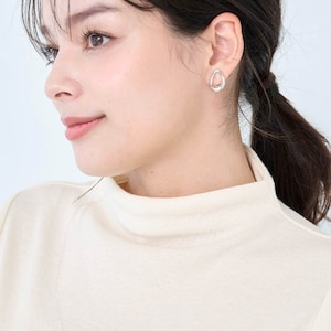 絶妙な高さのモックネックで首元をカバー