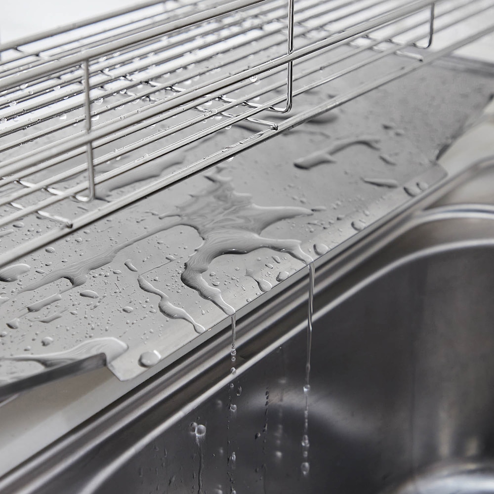 トレーは傾斜付きで、水がシンク内に流れる仕組み