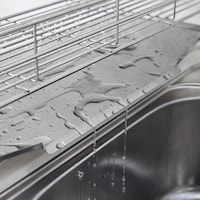 トレーは傾斜付きで、水がシンク内に流れる仕組み