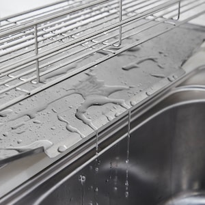 トレーは傾斜付きで、水がシンク内に流れる仕組み