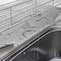 トレーは傾斜付きで、水がシンク内に流れる仕組み