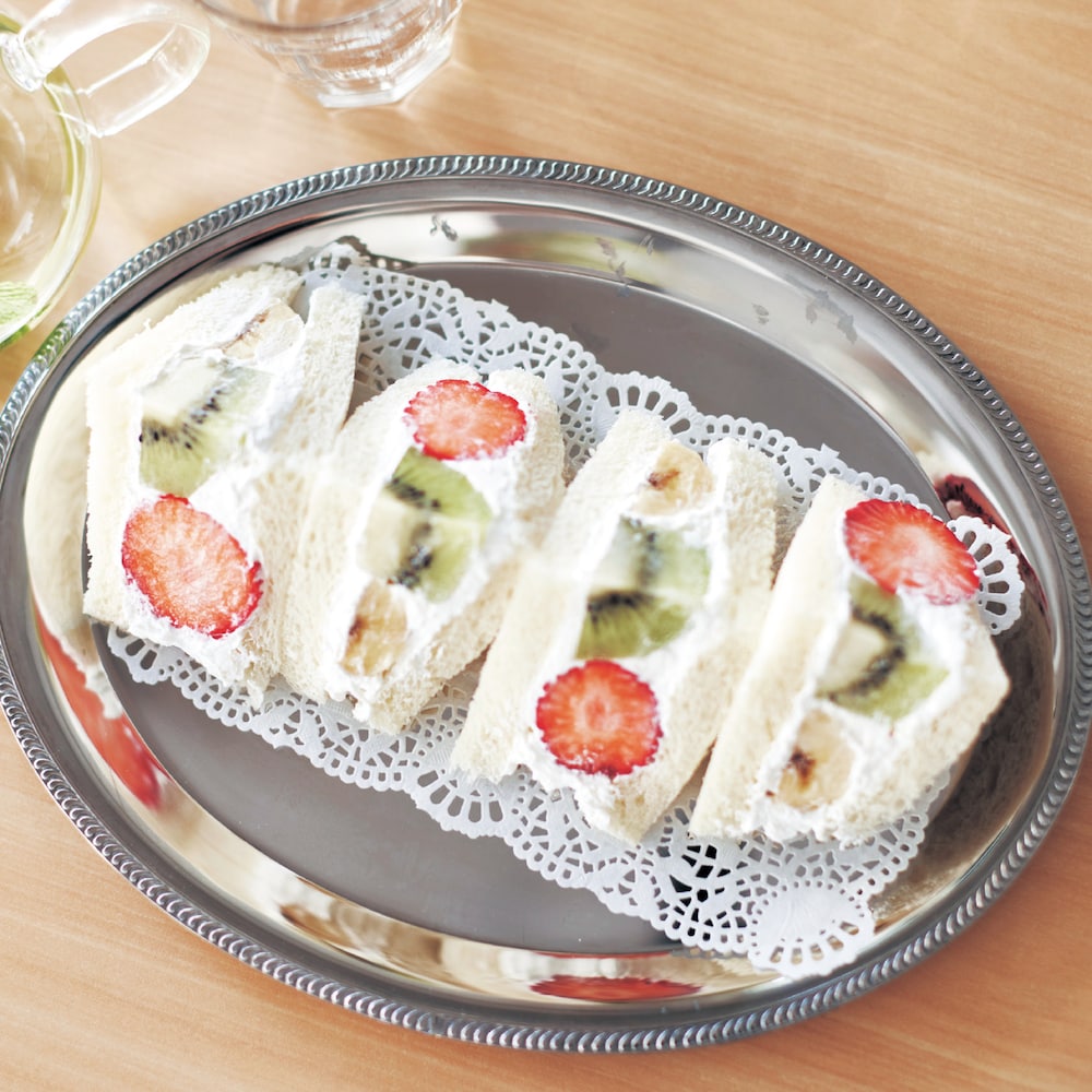 ーデザイン・スタイリングー昭和の喫茶店のようなレトロなステンレストレー縁どりの模様が華やかなデザインプレート使いでデザートやサンドイッチ、お菓子などを盛り付けても素敵アクセサリーや時計、鍵など小物の置