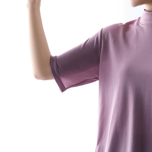 シンプルながらやや長めの袖丈で気になる二の腕を隠せるのが嬉しい