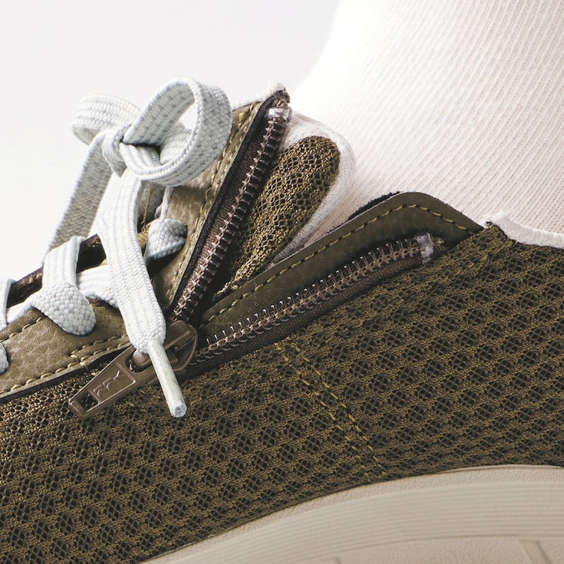 ファスナー付きで脱ぎ履きラクラク