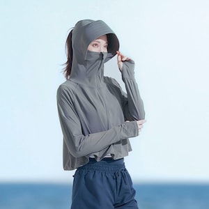 大きなツバとあごまで上がるフロントジッパーで顔全体を守ります
