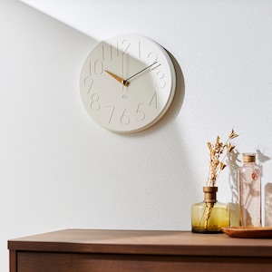 【インターフォルム/INTERFORM】白×ウッド×ゴールドの掛け時計「Smuk」