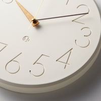シャープな形をしたウッドの短針、
ゴールドの秒針とブラックの分針との組み合わせがおしゃれ