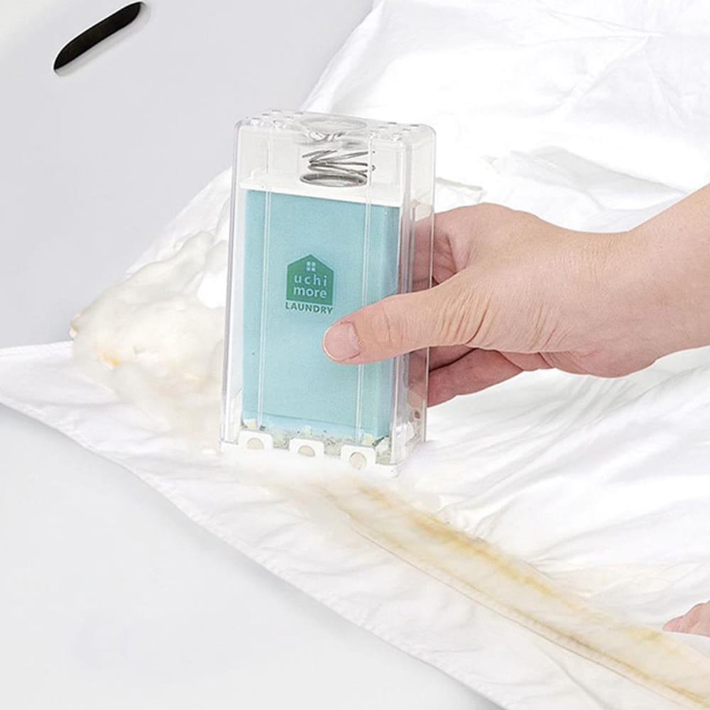底にブラシがついているのでコロコロ転がすだけで部分洗いが可能に。簡単で手も汚れないのがうれしい