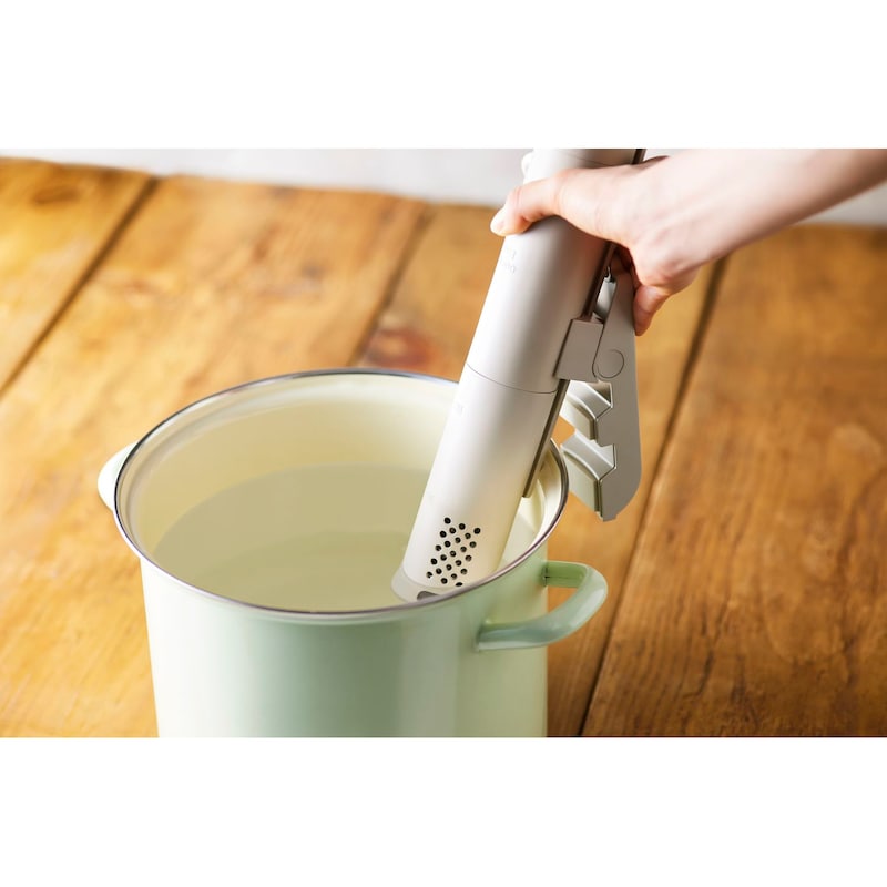 【手順②】鍋に水と低温調理器をセットし、温度と時間を設定して予熱開始。