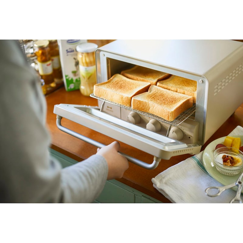 食パン4枚が一度に焼ける広い庫内でホールケーキやピザを焼いて、おいしさと時間をみんなでシェア。