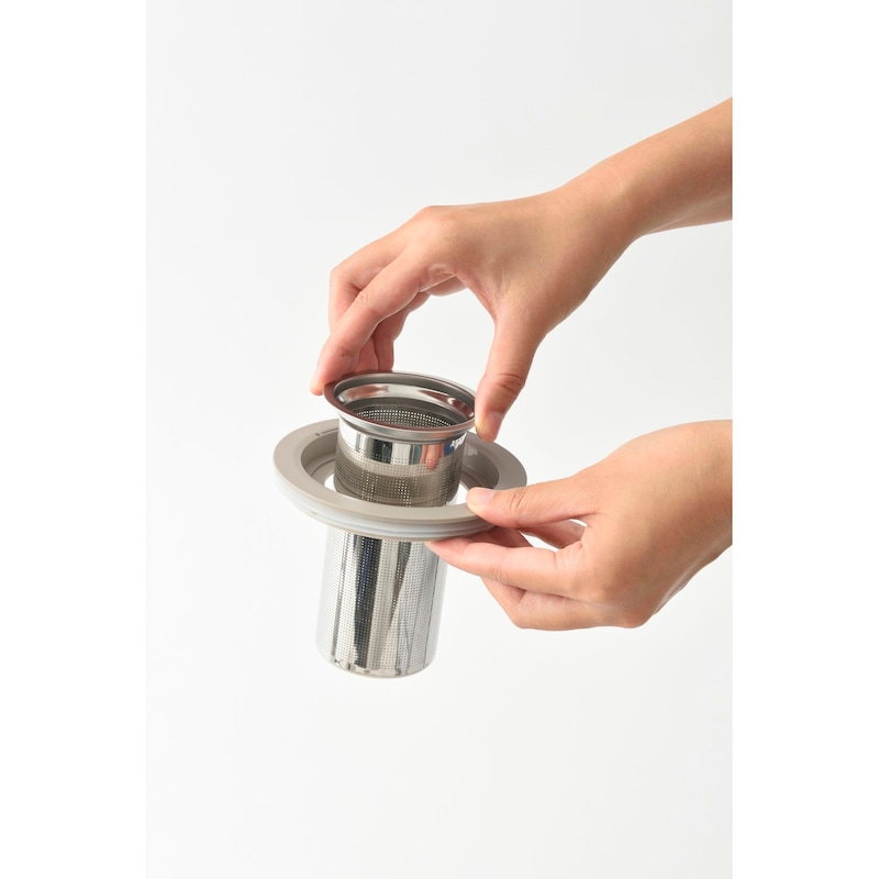 外フタに茶こし・または湯せんカップを差し込んでセットし、茶葉や食材を入れます。