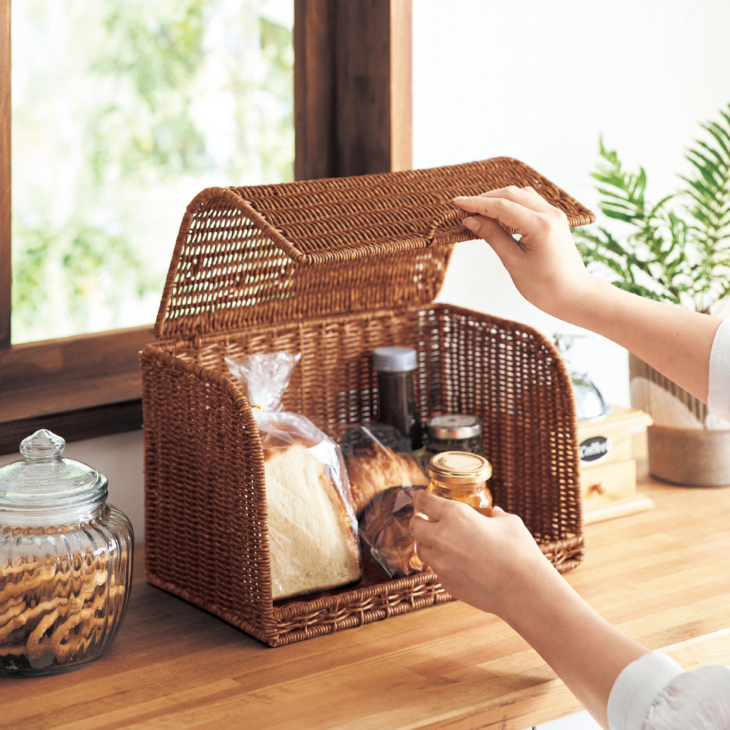 【ユティル/UTILE】天然素材のようなラタン調 ブレッドケース 【水に強い樹脂製】