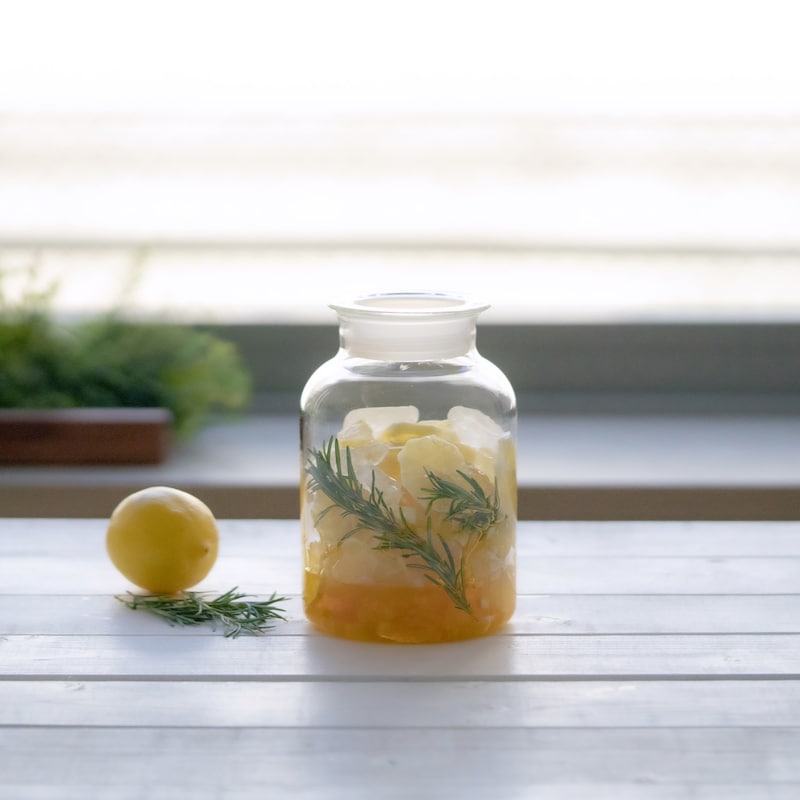 1Lサイズは季節の野菜やフルーツを漬けるのにぴったり。