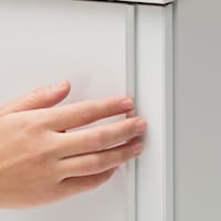 取っ手のないフラット設計です／板戸・ポリカ戸