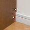巾木除けがあるので壁面にぴったり設置できます。/ブラウン