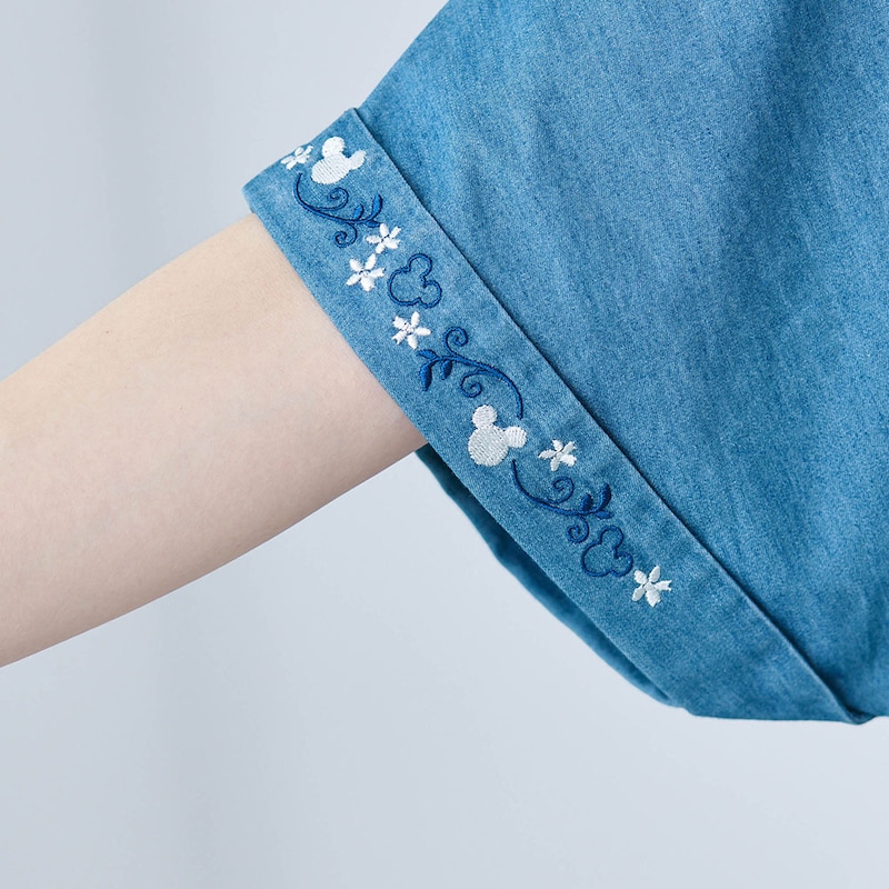 袖口はミッキーモチーフ刺繍