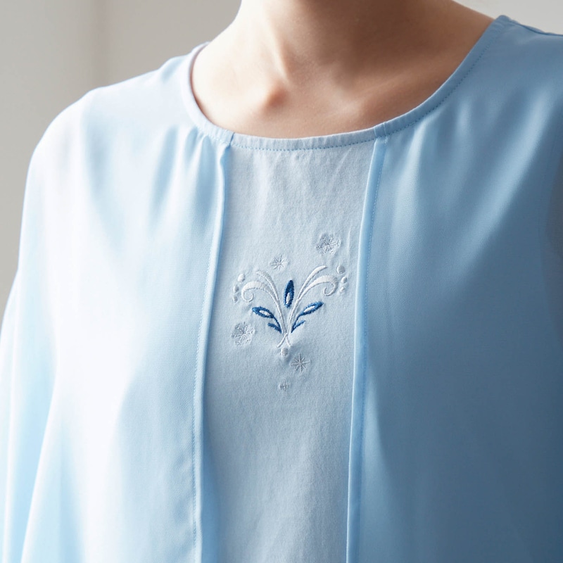 胸元のモチーフ刺繍がさり気ないポイント
