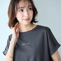 モデル身長169cm／M・チャコール（ブラック箔プチロゴ）
