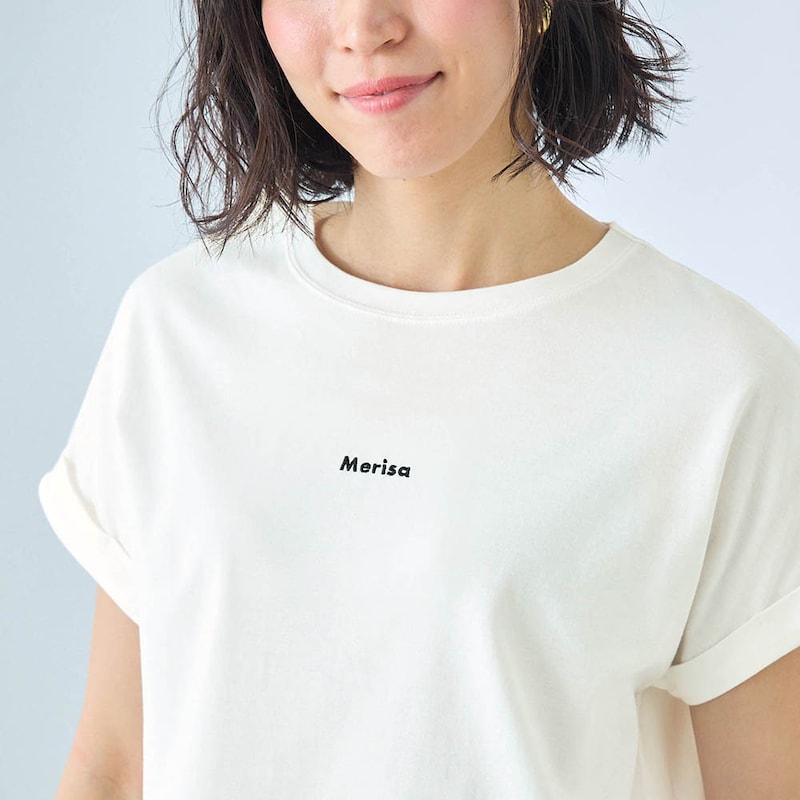 モデル身長168cm／M・オフホワイト（プチロゴ刺繍）