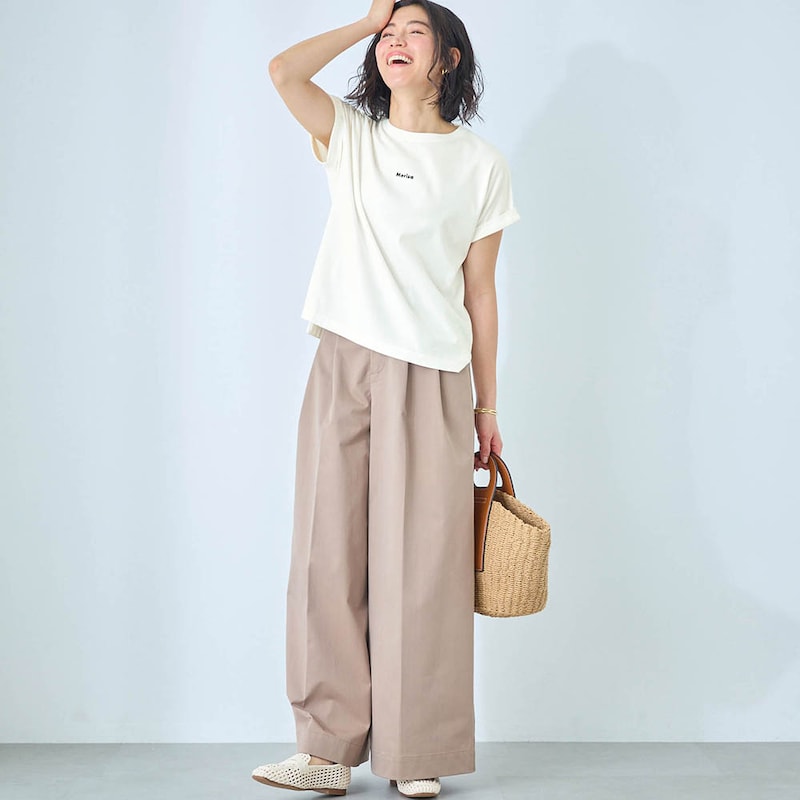 モデル身長168cm／M・オフホワイト（プチロゴ刺繍）