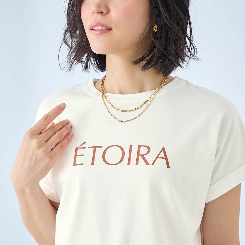 モデル身長168cm／M・オフホワイト（ロゴD）