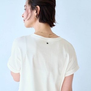 モデル身長168cm／M・オフホワイト（ロゴD）