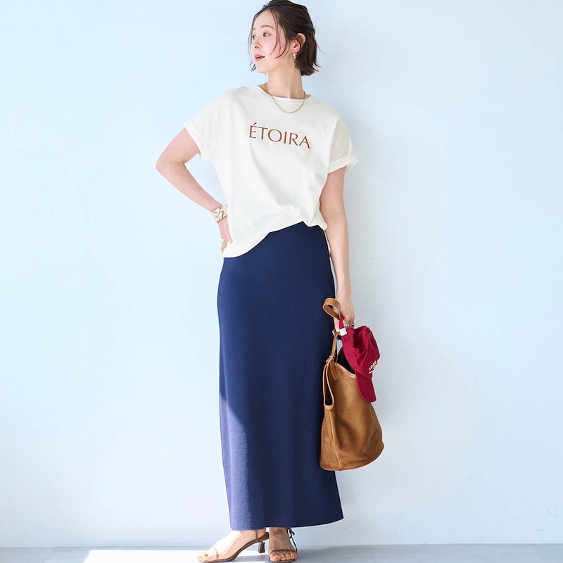 モデル身長168cm／M・オフホワイト（ロゴD）