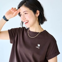 モデル身長168cm／M・ブラウン（胸元刺繍C）